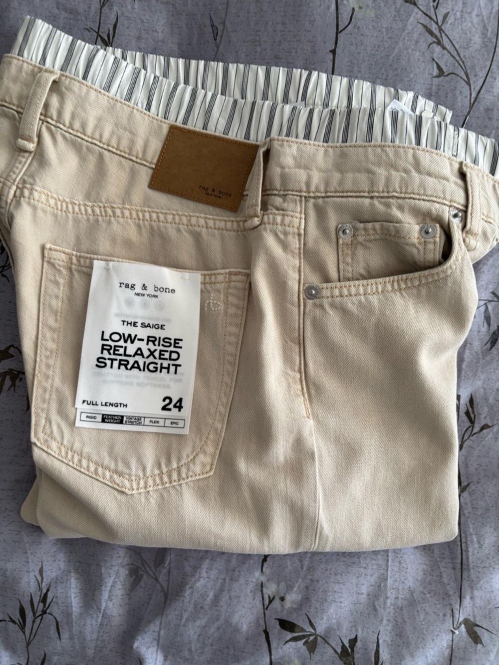 rag & bone Saige Low-Rise Relaxed Straight boxer Jean